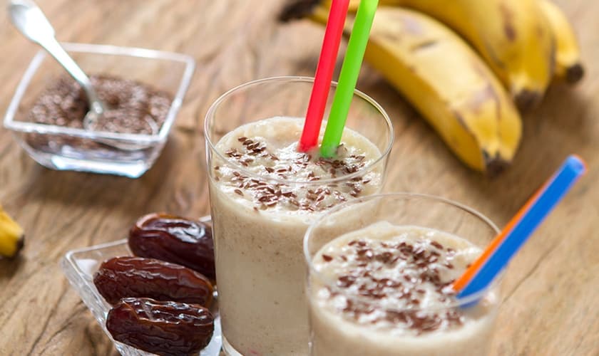 Shake de banana com linhaça e tâmaras