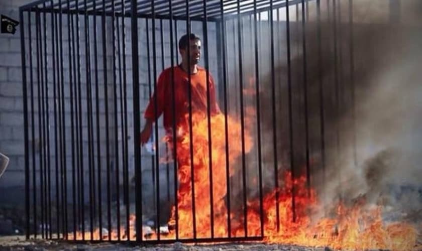 piloto sendo queimado pelo Estado Islâmico