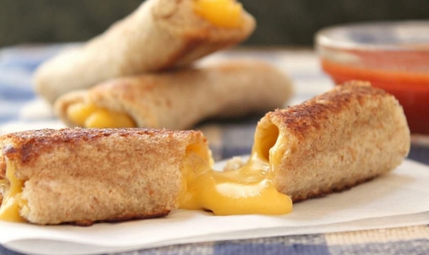 Rolinho de queijo grelhado