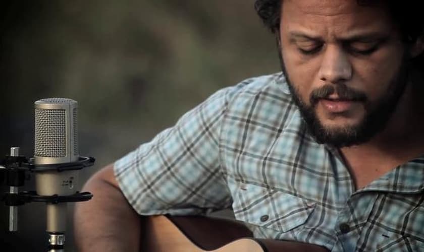 Marcos Almeida é cantor, compositor, instrumentista e tem sido grande influência para uma nova geração de músicos cristãos, que investem em canções que usam a riqueza da poesia para sobre o evangelho, salvação e relacionamento com Deus.