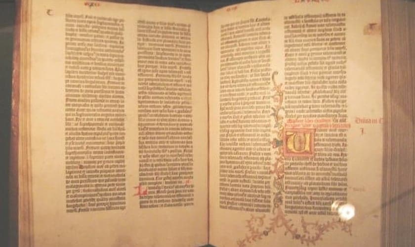 A Bíblia de Gutenberg foi avaliada em torno de 300 milhões de dólares e atualmente só tem 48 exemplares originais em todo o mundo.