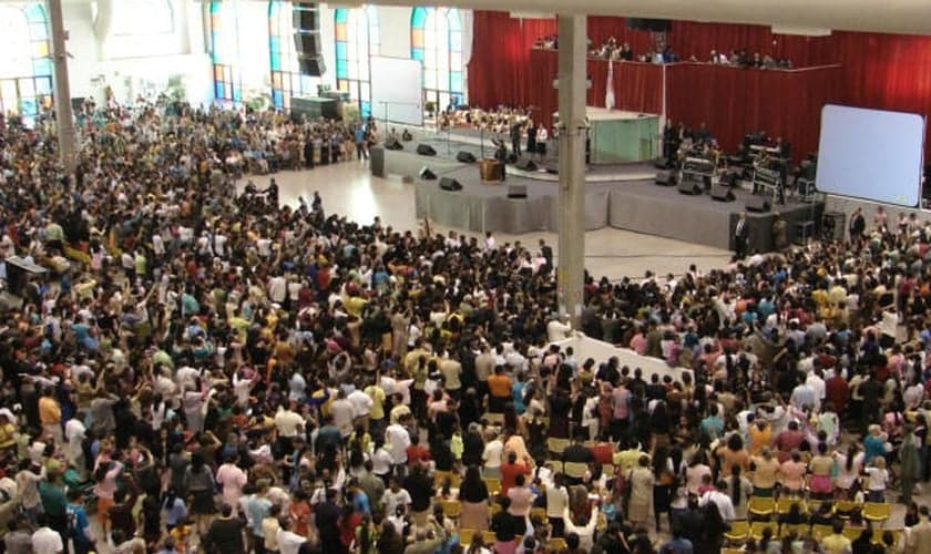 Igreja Pentecostal Deus é Amor, durante culto.