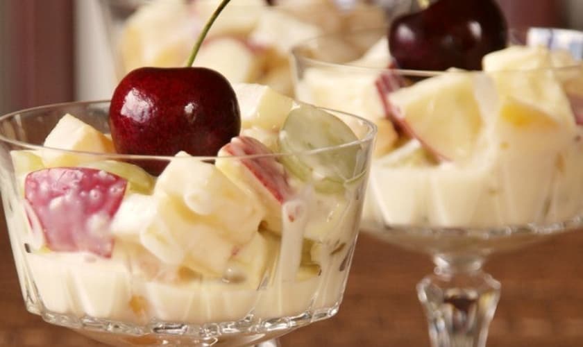 Salada de frutas com cremes de gengibre e de leite de coco