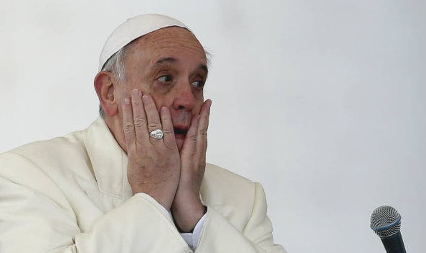 Papa Francisco durante discurso.
