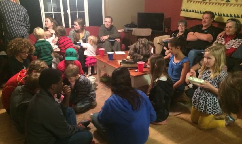 Em Dover (DEL), uma dúzia de famílias se encontra para uma reunião em uma casa. Cada um traz algo para comer / beber, seja um prato para o jantar ou também um tema para ser debatido no culto
