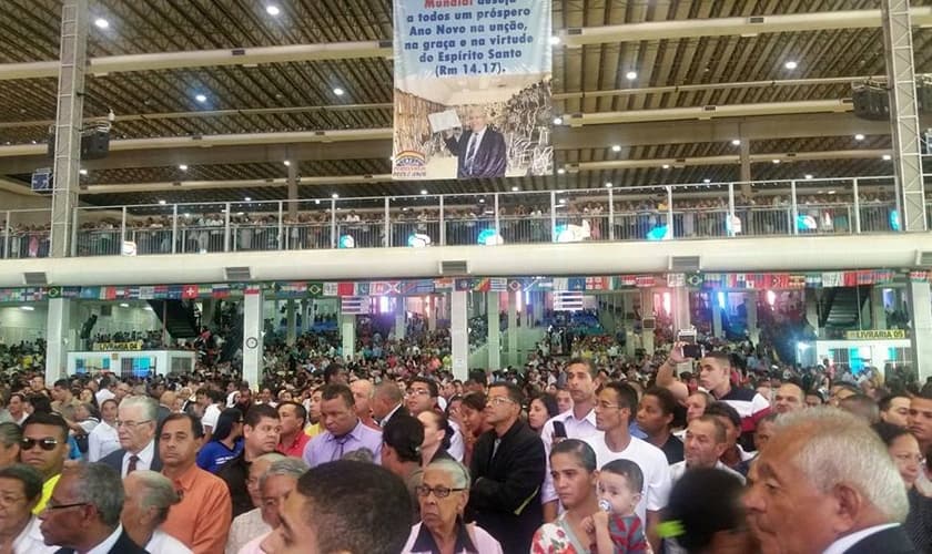 Iniciado às 8h do último domingo, 22/02, o velório terá seu encerramento ao meio-dia desta terça-feira, 24/02.