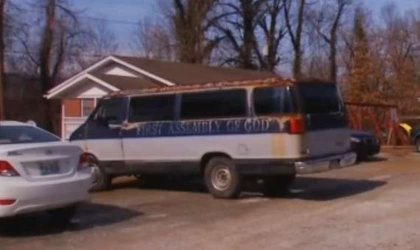 A suspeita é de que os freios do carro não estivessem devidamente acionados, permitindo assim que o veículo deslizasse e caísse sobre o corpo do pastor.