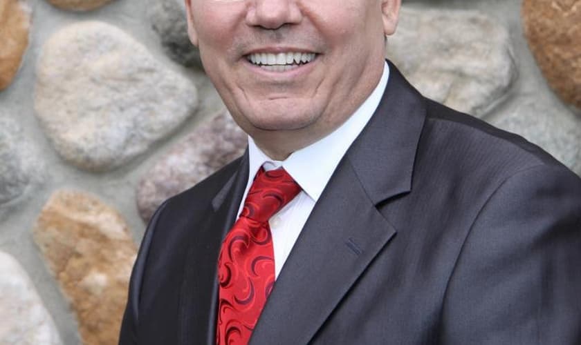 Hernandes Dias Lopes é teólogo, doutor em Ministério pelo Reformed Theological Seminary (EUA), Membro da Academia Evangélica de Letras do Brasil, Diretor Executivo da Editora Luz Para o Caminho e conferencista internacional, com mais 115 livros publicados