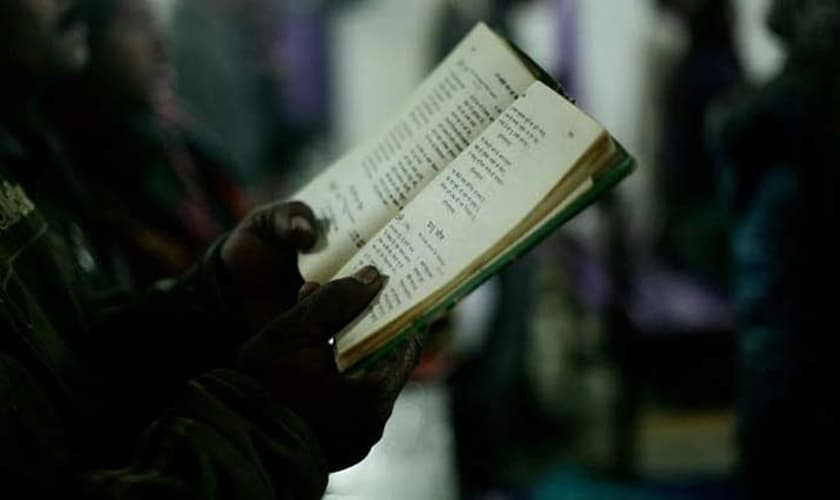 Evangelista indiano, segurando uma ‘literatura religiosa’. (Foto: Indian Express)