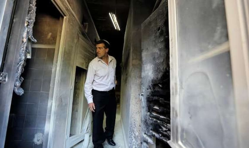 Judeu analisa estrago causado por incêndio em seminário ortodoxo grego, em Jerusalém