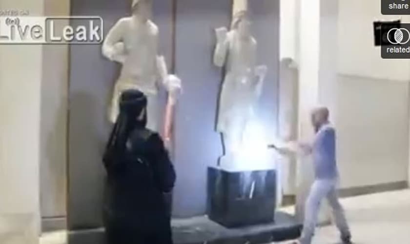 Estado Islâmico destruindo museu em Mossul