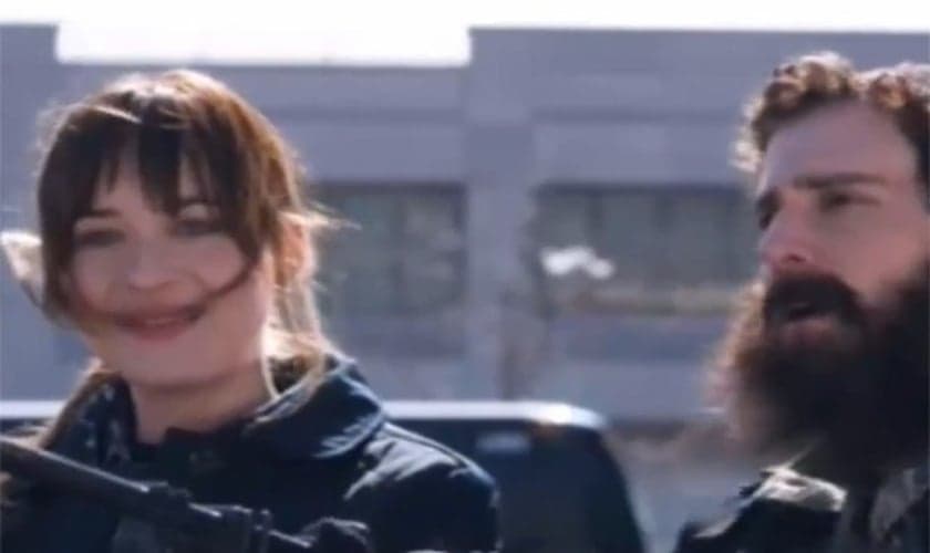 Dakota Johnson protagoniza paródia do Estado Islâmico