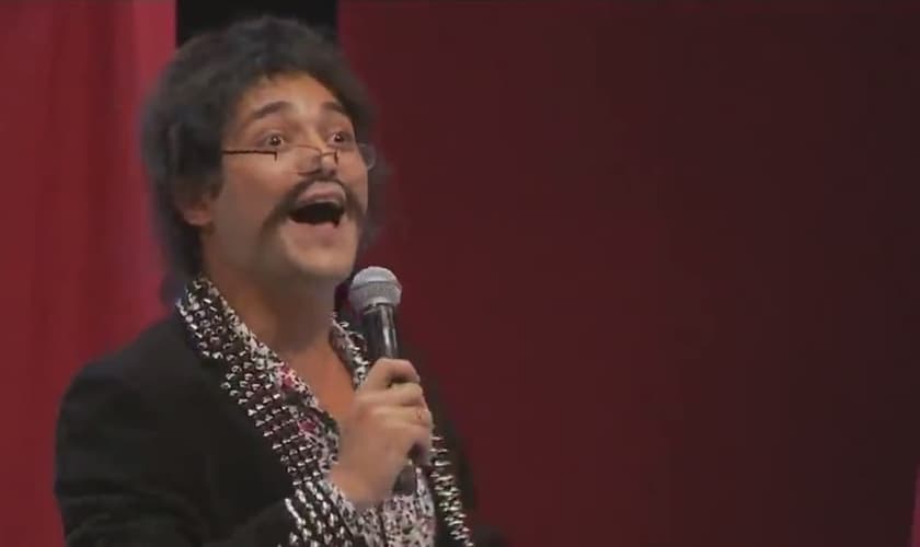 O humorista Eduardo Sterblitch faz o papel de um "pastor", que conta com assistentes de palco seminuas, não dispensa o uso de um vocabulário de baixo calão e tem o diabo como convidado em um tipo de "culto-talkshow"