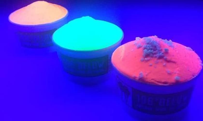 sorvete que brilha no escuro