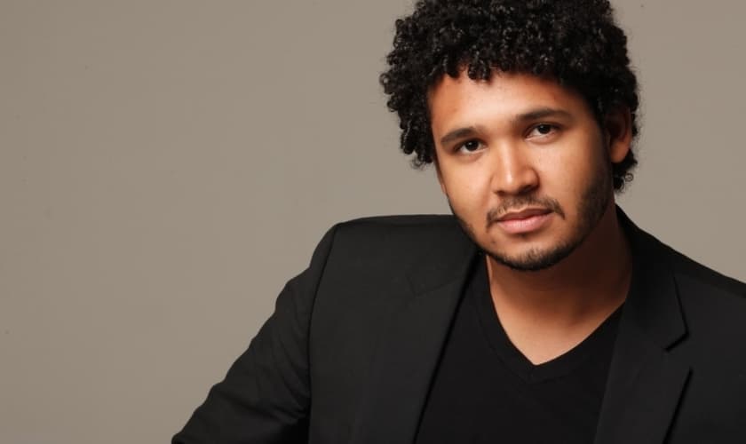 Israel Salazar é integrante do Ministério Diante do Trono e agora está trabalhando no lançamento de seu primeiro CD solo, "Jesus".