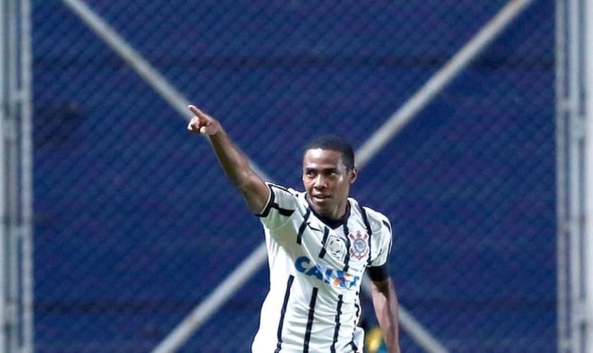 Elias marca o único gol da vitória do Timão