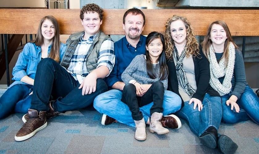 Mark Hall é líder da banda Casting Crowns, com grande projeção no cenário da música gospel internacional. É casado e tem quatro filhos.