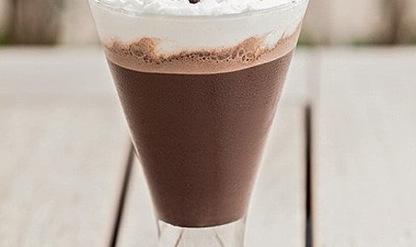 Chocolate gelado com chantilly