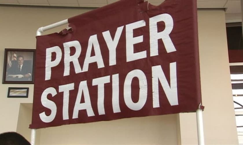 Chamado de "Estação de Oração", o stand instalaldo na prefeitura de Warren recebe diariamente, pessoas que queiram falar sobre seus pedidos de oração.
