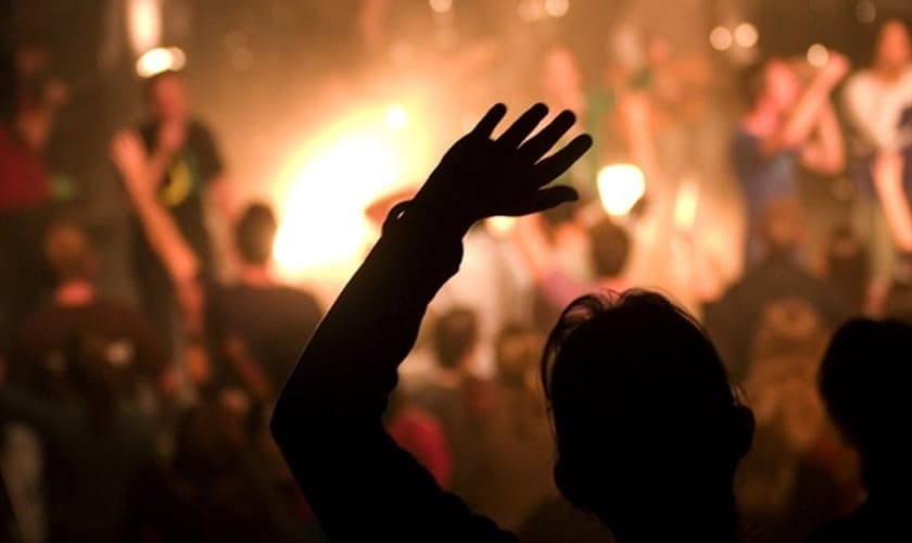 Os jovens, o movimento, os eventos, a estrutura, o louvor, o carisma do líder... Deveria ser isso a te atrair?