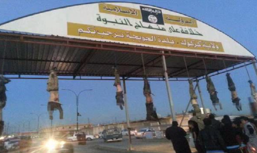 Em Hawija, no Iraque, 8 corpos sem vida foram pendurados em uma estrutura de metal na entrada para a cidade.
