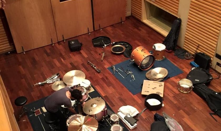 Juliano Son publicou foto da montagem do estúdio para gravação