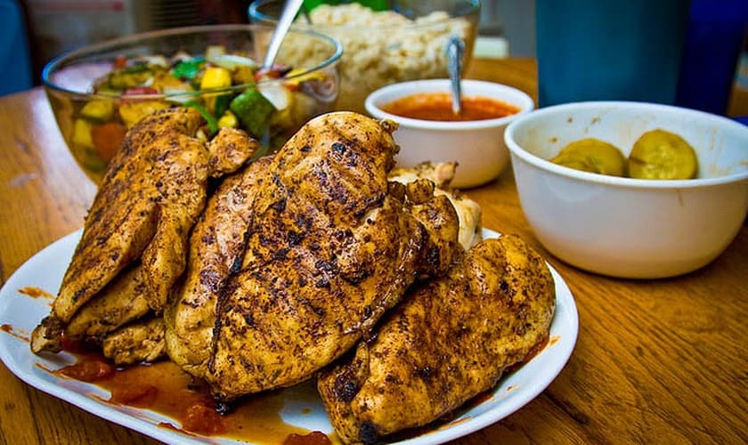 Comida Kosher, que utiliza alimentos que obedecem a lei judaica.