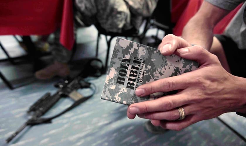 Soldado americano no Afeganistão, nos combates de 2009, lendo a Bíblia.