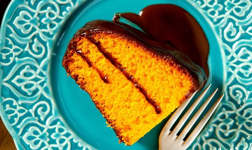 Bolo de cenoura light com ganache