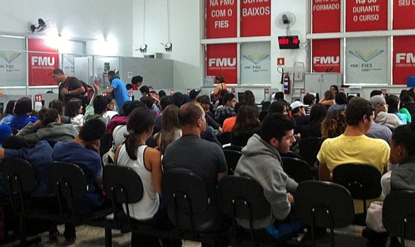Pessoas na fila para o FIES