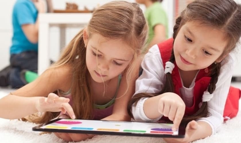 O fácil acesso de crianças cada vez mais jovens à internet por meio de tablets, smartphones e notebooks já é uma realidade com a qual muitas famílias lidam atualmente.