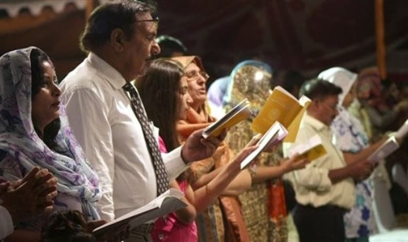 Cristãos paquistaneses orando pela perseguição.