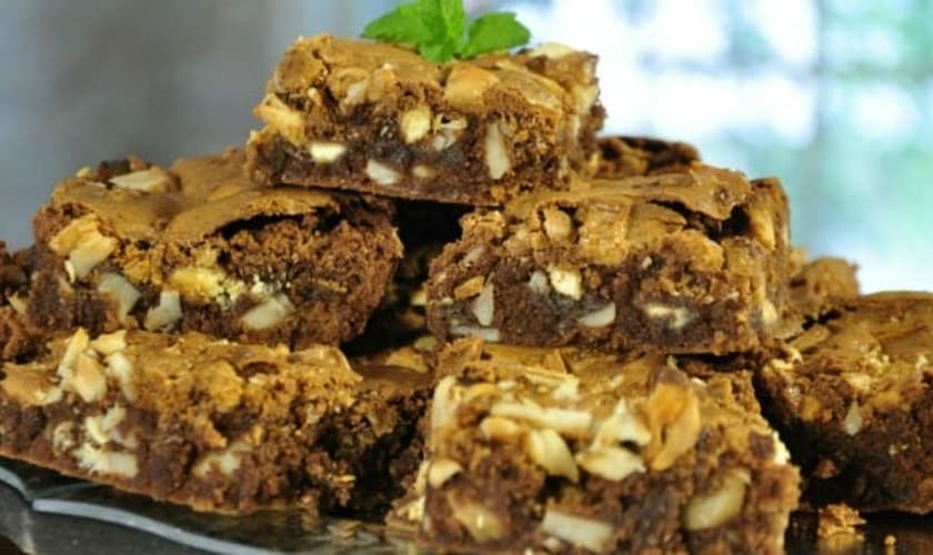 Brownie crocante leva pedaços de chocolate branco