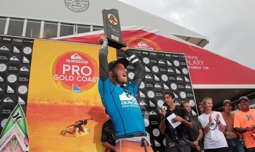 Filipe Toledo conquista etapa de Gold Coast