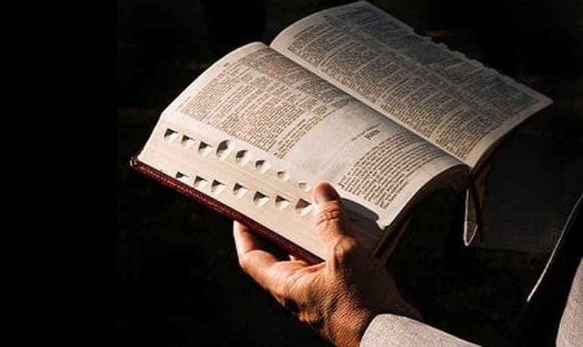 Em resposta ao colunista norte-americano, um escritor cristão afirmou que a Bíblia independe de preceitos religiosos "que vêm e vão". Ela permanece imutável.