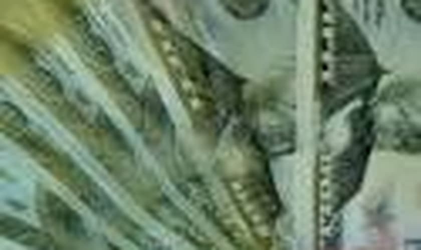 Dólar fecha o dia em alta