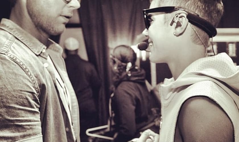 Pastor Judah Smith, da City Church, cumprimentando Justin Bieber em seu aniversário de 19 anos.