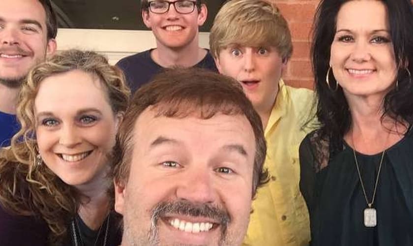 Mark Hall, vocalista do Casting Crowns e família.