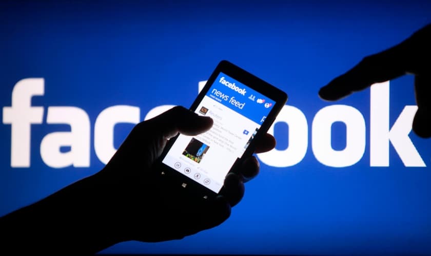Enquanto 37% das pessoas leem a Bíblia toda semana, 56% leem sua linha do tempo do Facebook no mesmo período. (Foto: Reprodução)