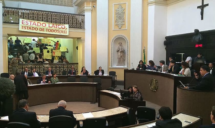 Durante a sessão, militantes deram as costas aos deputados evangélicos para votação da frente LGBT.