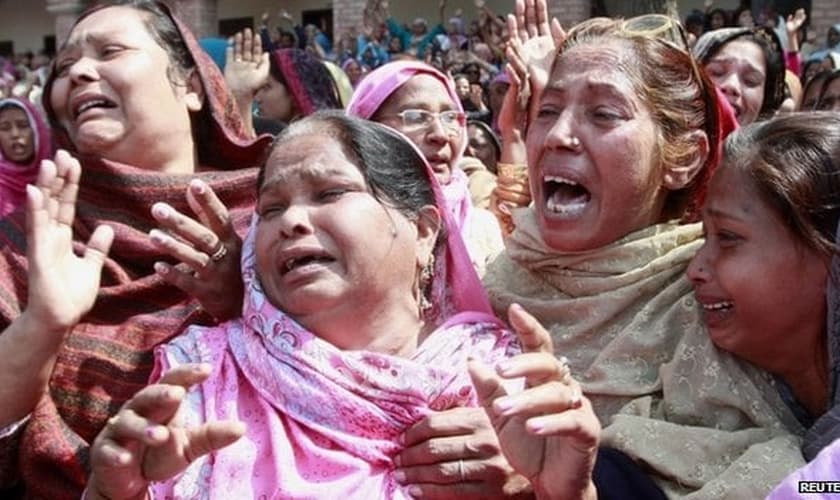 Cristãs no funeral das vítimas do atentado terrorista cometido contra duas igrejas em Lahore (Paquistão). 