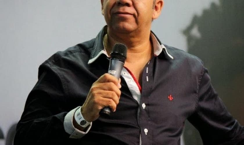 Pastor Josué Gonçalves durante pregação.