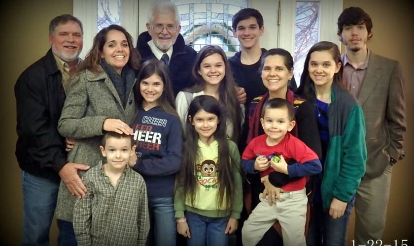 Família Stanley reunida em uma breve visita, depois de seus sete filhos serem levados sob custódia dos pais. (Facebook/ Bring the Stanley kids home)