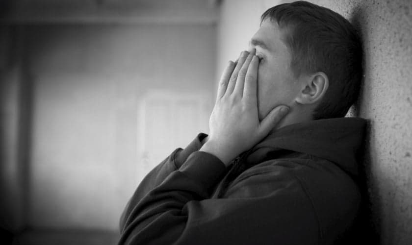 Deus é especialista em fazer dessa lama movediça que parece te arrastar para a morte, a "matéria prima" do chão sólido para um caminhar em esperança e graça.