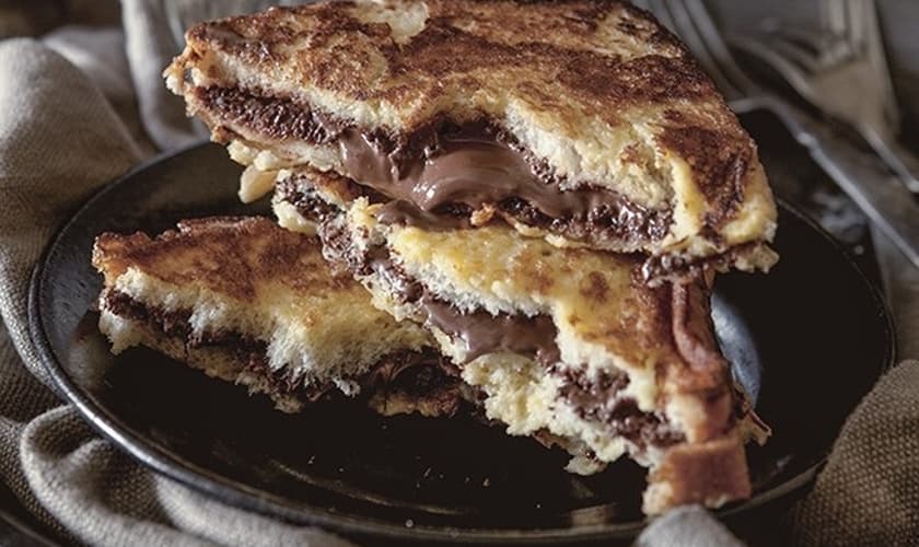 Rabanada recheada com chocolate