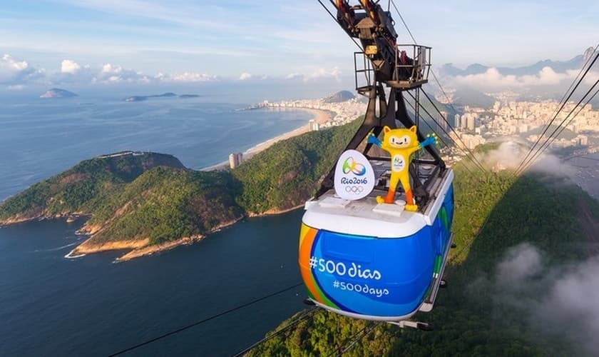 Mascote Vinicius em cima do bondinho