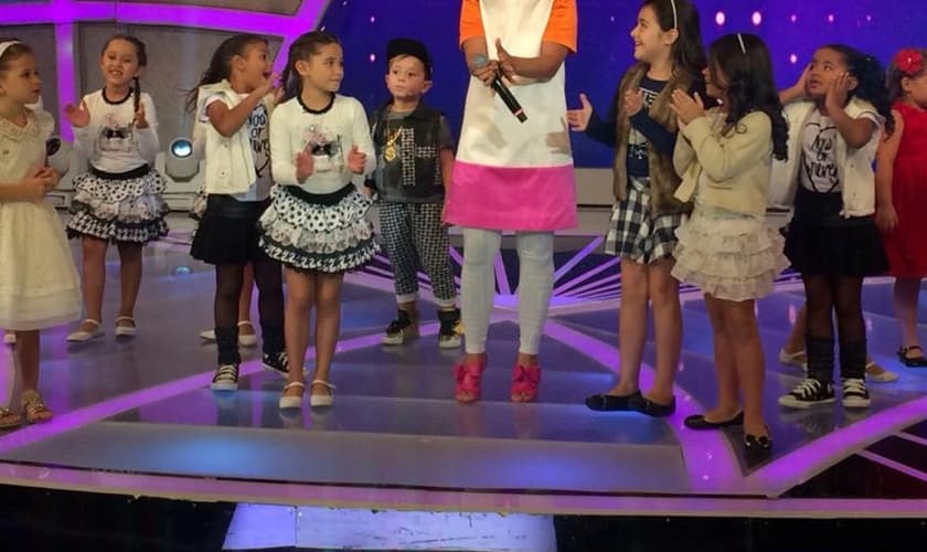 Aline Barros está preparando o lançamento de seu próximo DVD infantil, que está previsto para o mês de maio deste ano (2015).