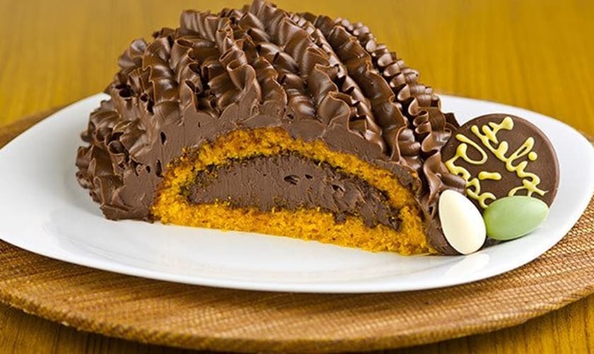 Bolo de cenoura no ovo de Páscoa