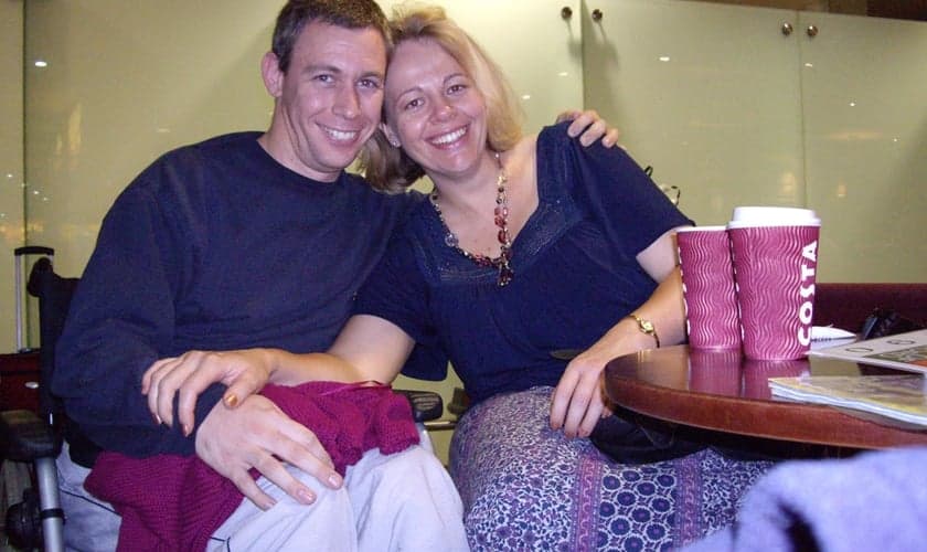 Martin Pistorius passou 12 anos em estado praticamente vegetativo e surpreendeu médicos e familiares ao recobrar a consciência após tanto tempo. Atualmente, está casado com Joanna e vive na Inglaterra.