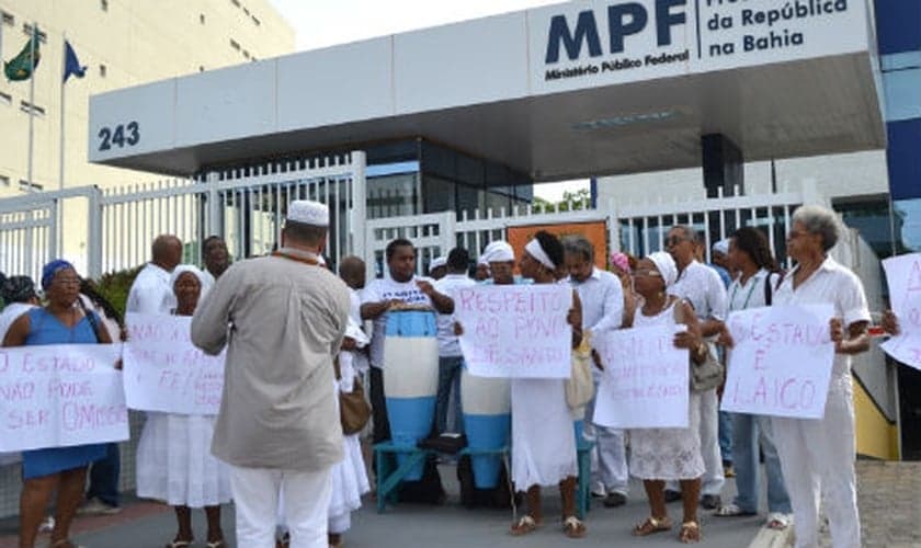 Trajando roupas de rituais, líderes do candomblé estiveram em frente ao Ministério Público Federal da Bahia. (Tribuna da Bahia/ Romildo de Jesus)